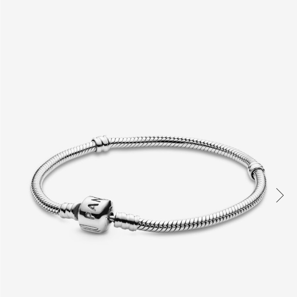 Beautiful Pandora bracelet with Mickey Mouse beaded charm